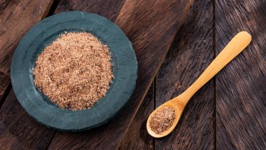 Ahşap kasede ezilmiş keten tohumları - Linum usitatissimum