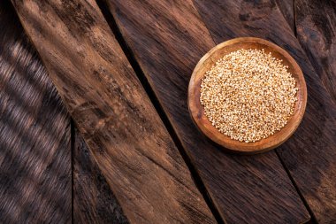 Amaranthus tanecikleri patlamış. Tahta kase.