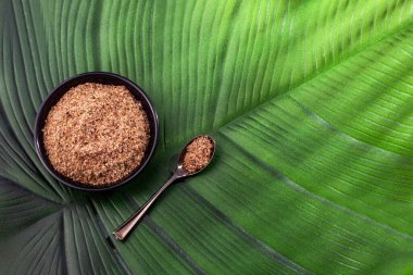 Ahşap kasede ezilmiş keten tohumları - Linum usitatissimum