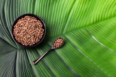 Kâsede organik çiğ mercimek var.