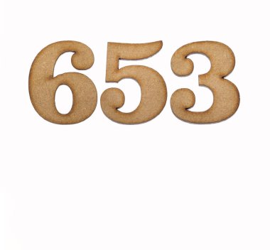 Tahtada 653 numara, beyaz arka planda izole edilmiş.
