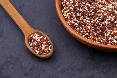 Kırmızı, beyaz ve kahverengi karışımı Chenopodium kinoası.
