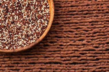 Kırmızı, beyaz ve kahverengi karışımı Chenopodium kinoası.