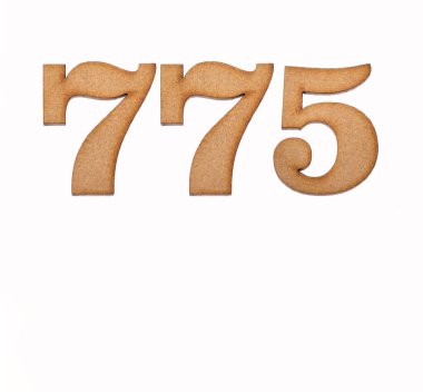 Tahtadan 775 numara, beyaz arka planda izole edilmiş.