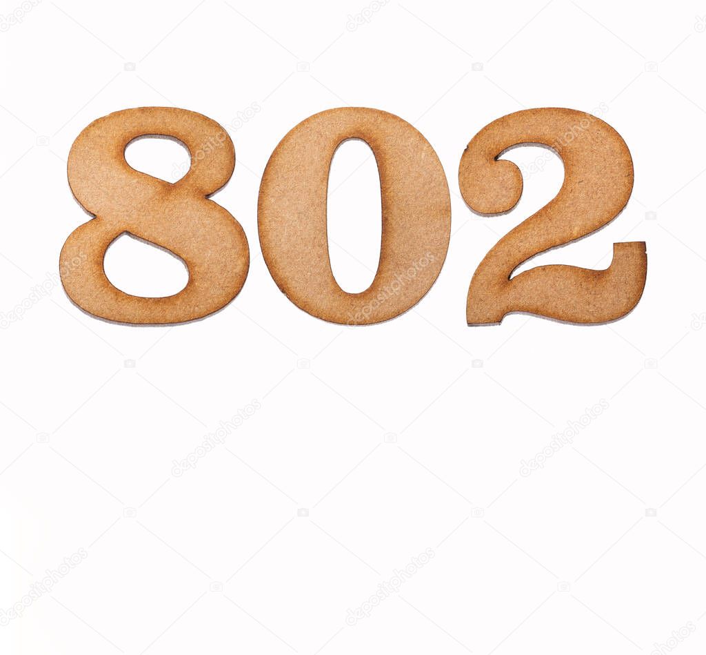 Número 802 - Pieza de madera aislada sobre fondo blanco 2024