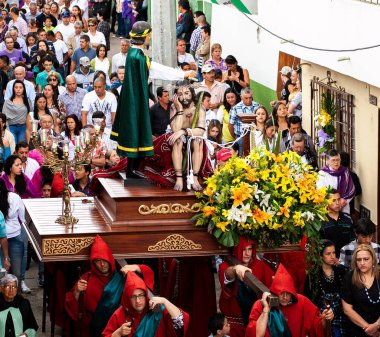 El Retiro, Antioquia - Kolombiya - Nisan 06, 2012. Geleneksel Kutsal Hafta alayı, Kutsal Cuma günü.