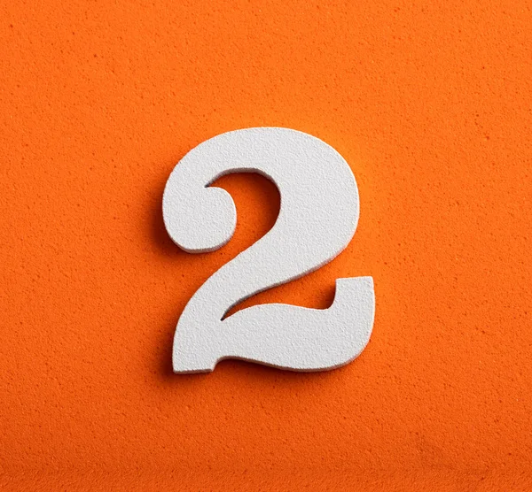 Zwei Weiße Holzzahl Auf Orangefarbenem Hintergrund — Stockfoto