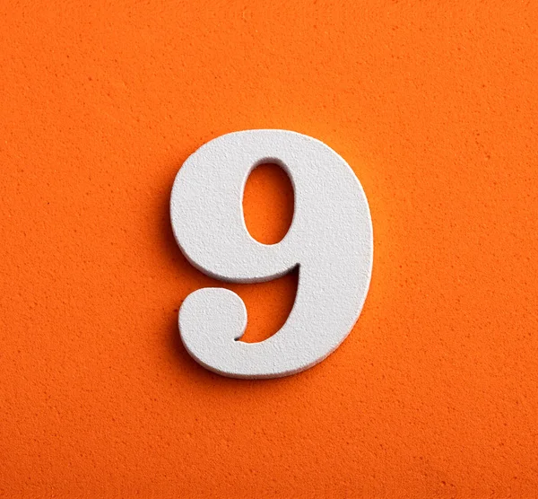 Číslo Devět Bílé Číslo Dřevě Oranžovém Pozadí — Stock fotografie