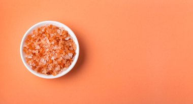 Himalaya pembe tuz kristalleri, Pakistan 'dan toz kırmızı kaya tuzu