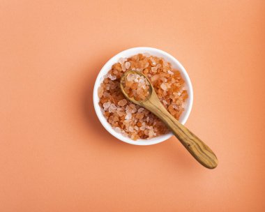 Tahta kasede ince taneli Himalaya pembe tuzu ve kristalleri