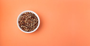 Kasede kırmızı, beyaz ve kahverengi kinoa karışımı Chenopodium kinoa