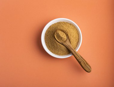 Kasede ve kaşıkta Maca tozu - Lepidium meyenii.