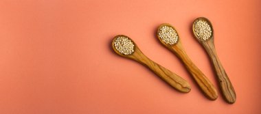 Beyaz kinoa tohumları üç tahta kaşıkta - Chenopodium kinoa