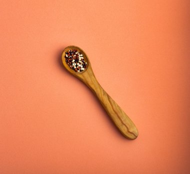 Chenopodium kinoası - Ahşap kaşıkta kinoa tohumları karışımı