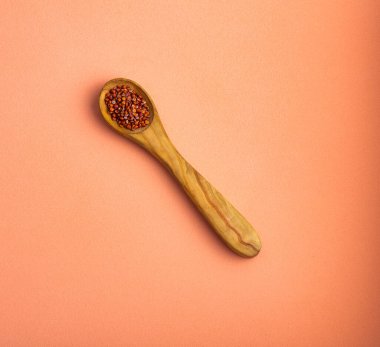 Tahta kaşık - Chenopodium quinoa içinde kırmızı quinoa tohumları