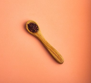 Ahşap kaşıkta siyah kinoa tohumları - Chenopodium kinoası