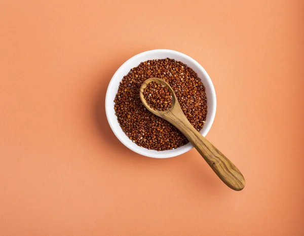 Κόκκινοι Σπόροι Κινόα Στο Μπολ Και Κουτάλι Chenopodium Quinoa — Φωτογραφία Αρχείου