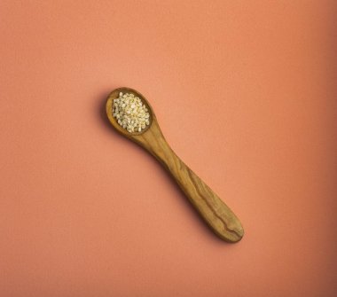 Tahta kaşıkta organik susam tohumları - Sesamum indicum