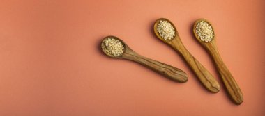 Sesamum indicum - Üç tahta kaşıkta organik susam tohumu