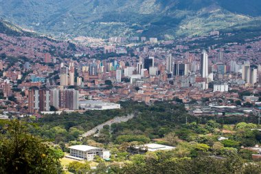 Medellin, Antioquia. Kolombiya - 13 Mart 2022. Şehrin panoramik. Kolombiya 'nın bir belediyesidir ve Antioquia ilinin başkentidir..