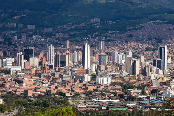Medellin, Antioquia. Kolombiya - 13 Mart 2022. Şehrin panoramik. Kolombiya 'nın bir belediyesidir ve Antioquia ilinin başkentidir..