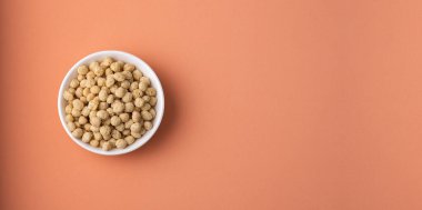 Kavanozda kinoa tohumları beliriyor - Chenopodium kinoa