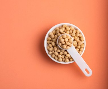 Kase ve kaşıkta kinoa tohumları çıkar - Chenopodium kinoa