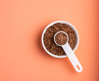 Linum usitatissimum - Ahşap kasede organik keten tohumu