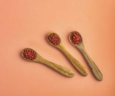 Üç tahta kaşıkta organik fındık tohumu - Bixa Orellana