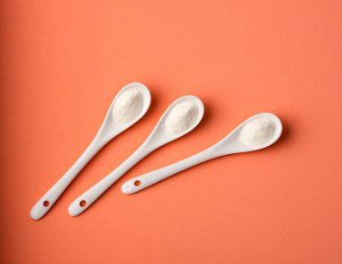 Organik jelatin tozu da hidrolize kolajen olarak adlandırılır - üç seramik kaşık