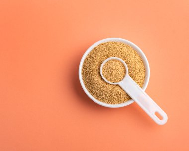 Amaranthus - kasede ve kaşıkta organik amaranth tohumları