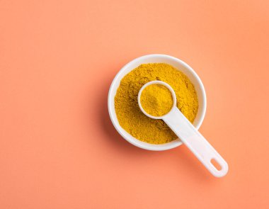 Seramik kasedeki organik köri sarı tozu sağlıklı yiyecekler.