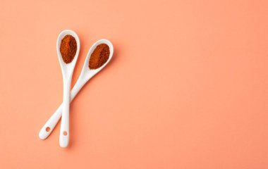 Kırmızı biber tozu veya iki seramik kaşıkta kırmızı biber.