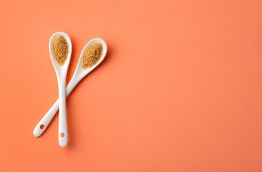 İki seramik kaşıkta organik amaranth tohumları - Amaranthus