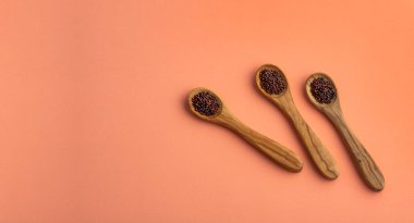 Organik kahverengi hardal tohumu - Sağlıklı yiyecek