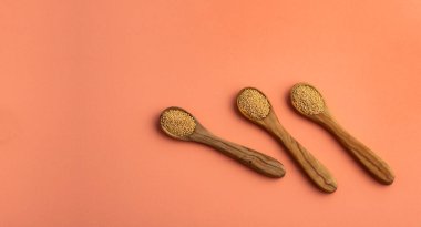 Amaranthus - Üç tahta kaşıkta organik amaranth tohumu