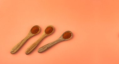 Capsicum annuum - Kırmızı biber tozu veya üç tahta kaşıkta kırmızı biber