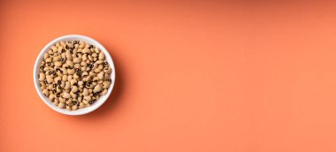 Seramik kasede çiğ siyah fasulye