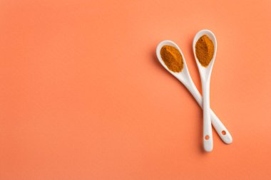 İki seramik kaşıkta organik zerdeçal tozu Curcuma longa