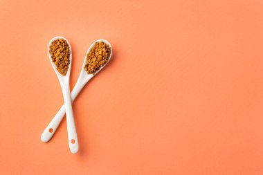 Foenum graecum - İki seramik kaşıkta organik çemen otu tohumu