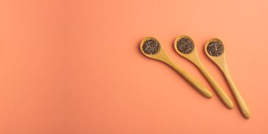 Salvia Hispanica - Üç tahta kaşıkta organik chia tohumu