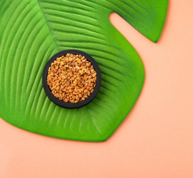 Kavanozda çemen tohumları - sağlıklı yiyecekler