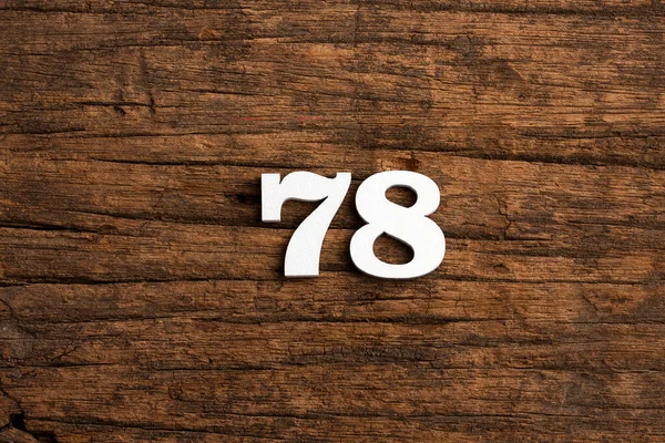 Nummer Aus Holz Isoliert Auf Rustikalem Hintergrund — Stockfoto