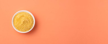 Panko Japon ekmeği seramik kasede kırıntılar içinde