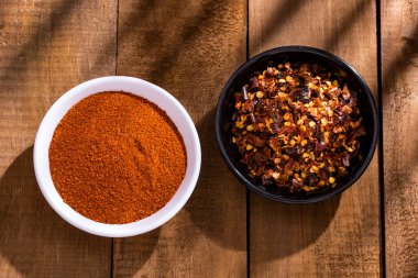 Paprika tozu ve ezilmiş kırmızı biber - kurutulmuş kırmızı biber