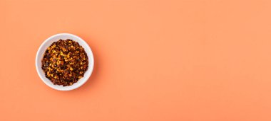 Seramik kasede ezilmiş kırmızı biber. Sağlıklı yemek.