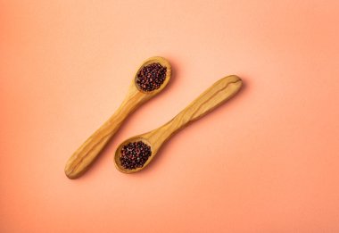 İki tahta kaşıkta siyah kinoa tohumu - Chenopodium kinoa