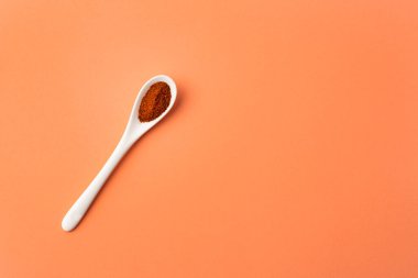 Kırmızı biber tozu ya da seramik kaşıkta kırmızı biber.