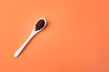 Organik kahverengi hardal tohumu - Sağlıklı yiyecek