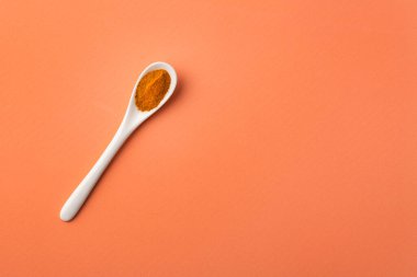 Curcuma longa - Seramik kaşıkta organik zerdeçal tozu
